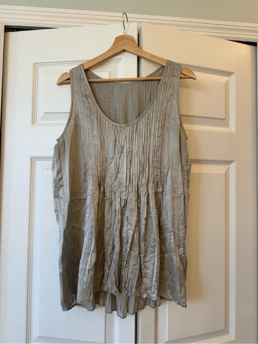Silk crinkle Light Gray Pleated Sleeveless Tank Top - Picture 5 of 5